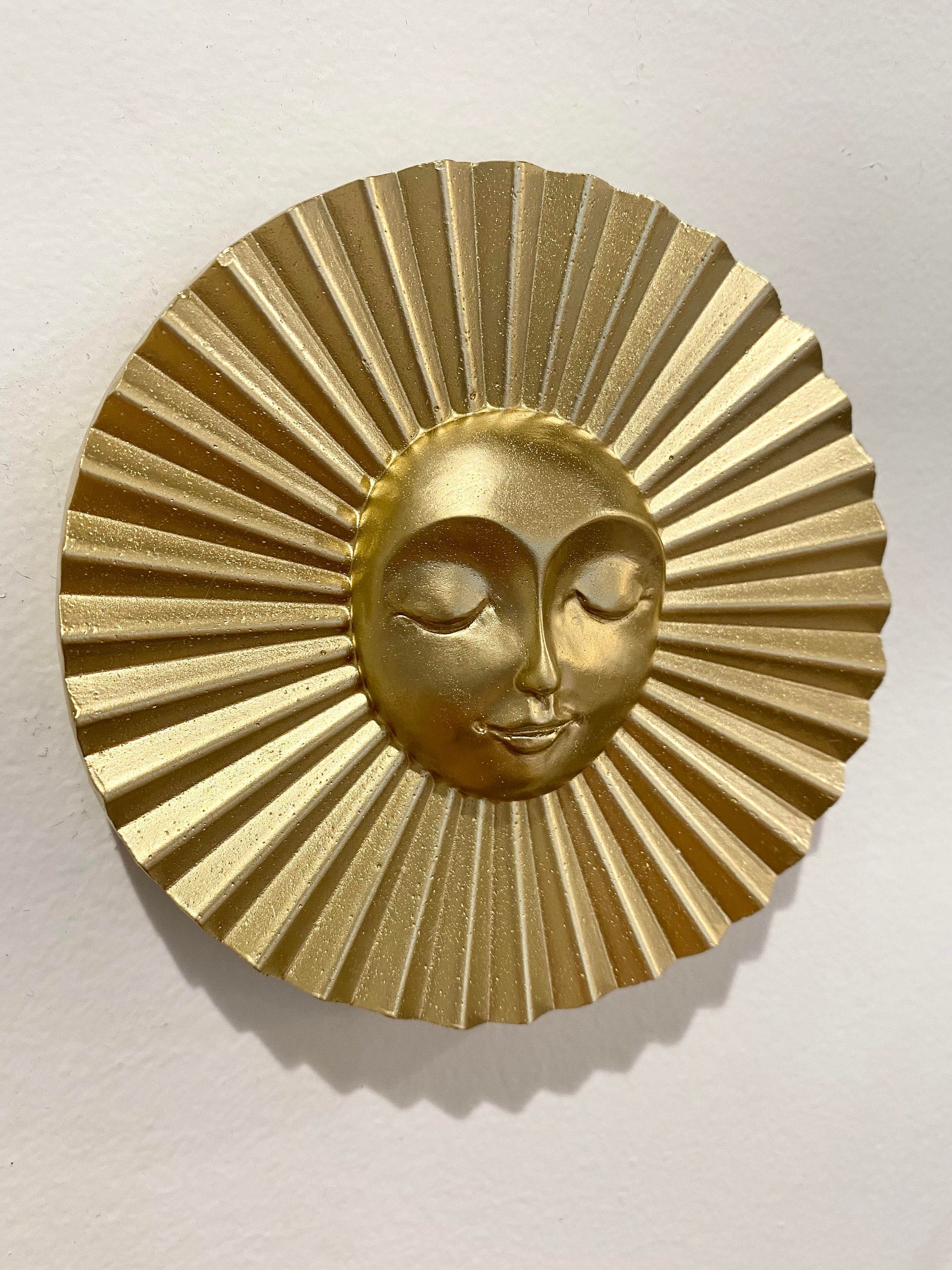 ゴールドの太陽の顔の円盤と届く光線 - 古代エジプトのアケナテン神を