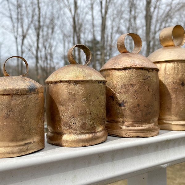 Lot de 4 cloches dorées rustiques de 3 pouces, 4 pouces, 5 pouces et 5 1/2-6 pouces - Avec bagues en bois pour un son puissant - Prête à accrocher - Cloche de fête