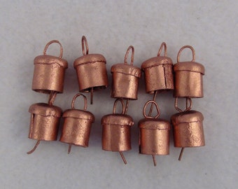 KLEINE Glocken-10 KUPFER bemalte Eisen klimpernde winzige zylindrische Glocken, so bezaubernd für Kunsthandwerk-auch NOAH oder Kuhglocken-Kid's Crafts, kleine Glocken