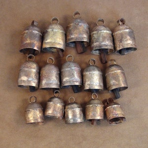 CLOCHES DE FERME RUSTIQUE - 5 cloches en or ciselées avec des claquettes en bois en 6 tailles - cloches de vache shabby chic - arbre de Noël, vacances, cloches de mariage