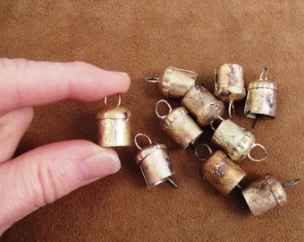 TINY Bells – 10 goldfarbene, klingelnde Kuhglocken aus Eisen und Messing, so bezaubernd für Kunsthandwerk, Puppenhaus, Feengarten, Geschenkverpackung, Schmuck