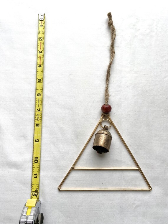 Carillon triangulaire de vent de fil dor avec la corde rustique de cloche  et la perle en bois jardin extérieur moderne et décor de porche -   France