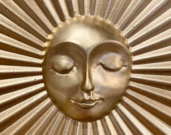 ゴールドの太陽の顔の円盤と届く光線 - 古代エジプトのアケナテン神を