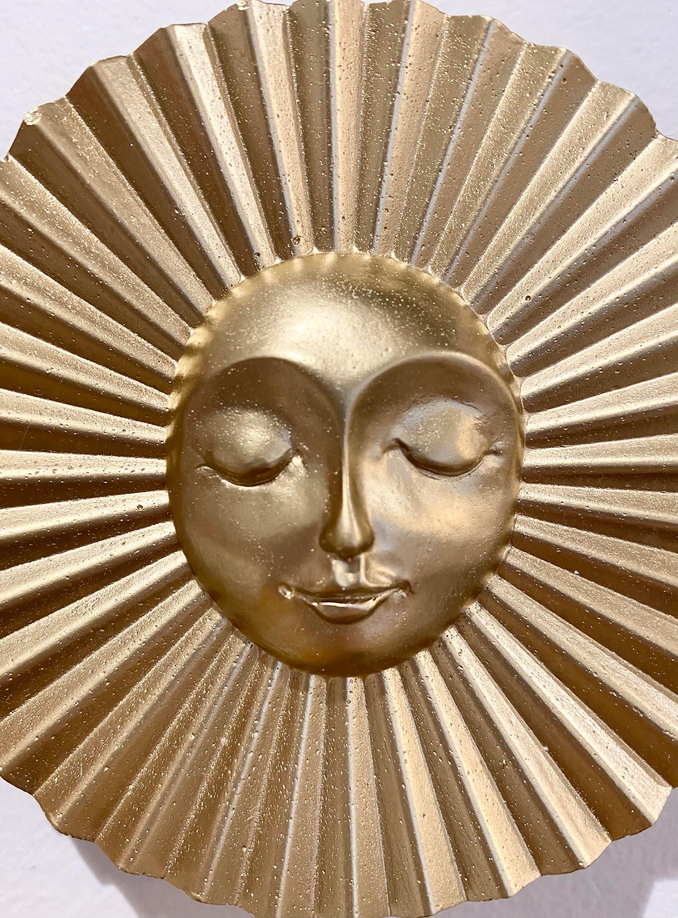 USAアンティークショップ購入 金属製太陽の顔装飾品 木製ベース付き USAアンティークショップ購入 金属製太陽の顔装飾品 木製ベース付き