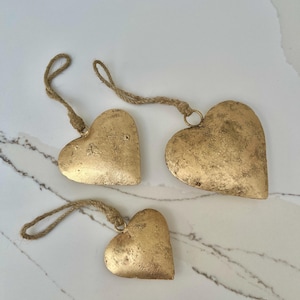 Décoration murale en forme de cœur - Ensemble de 3 cœurs dorés rustiques en relief avec cordelette en jute à suspendre partout - Décoration intérieure - Cœurs commémoratifs ou souvenirs - Cadeau de mariage ou de naissance