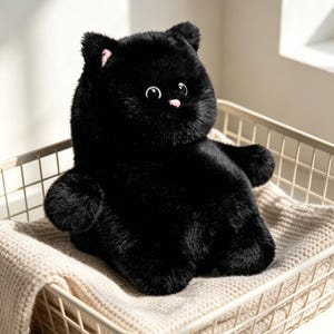 Fluffig svart kattplyschleksak: Mjuk gosedjurskattunge, mysig heminredning, present till kattälskare