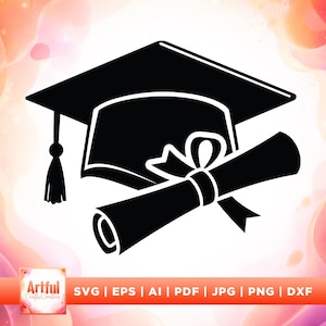 以下が含まれることがあります： 卒業をテーマにした白黒のグラフィック。タッセル付きの卒業帽子とリボンで結ばれた巻かれた卒業証書が描かれています。画像には「SVG | EPS | AI | PDF | JPG | PNG | DXF」のテキストと「Artful Crafts Creators」のロゴが含まれています。