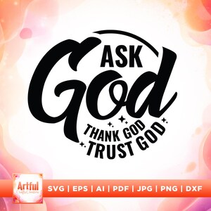 Pode incluir: Gráfico preto com as palavras "ASK GOD" em uma fonte estilizada, com "THANK GOD" e "TRUST GOD" abaixo. O design está sobre um fundo suave e colorido com o logotipo Artful Crafts Creators.