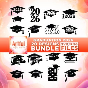 Puede incluir: Una colección de diseños de gorras de graduación negras con el año 2026. La imagen incluye varias ilustraciones de gorras, algunas con borlas y diplomas. El texto en la imagen dice "GRADUATION 2026 20 DESIGNS SVG/PNG BUNDLE FILES."