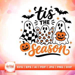 Könnte beinhalten: Ein digitales Grafikdesign mit drei weißen Geistern und zwei orangefarbenen Kürbissen mit dem schwarzen Text 'tis THE SEASON'. Ein Geist hat ein schwarz-weißes Schachbrettmuster, ein anderer ein orange-schwarzes Leopardenmuster, dazu Fledermäuse.