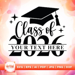 Peut inclure: Design de diplôme noir et blanc avec le texte "Class of 2026" et "YOUR TEXT HERE" en dessous. Une toque de diplômé et des étoiles sont également incluses dans le design. Le fond est un lavis d'aquarelle rose, orange et blanc.