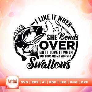 Puede incluir: Diseño gráfico en blanco y negro con un pez y el texto "I LIKE IT WHEN SHE BENDS OVER BUT I LOVE IT WHEN SHE TUGS ON MY WORM & SWALLOWS". Incluye caña de pescar y anzuelo. Para los amantes de la pesca.