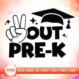 以下が含まれることがあります： 「OUT PRE-K」の文字とピースサインの手のジェスチャーが描かれた白黒のグラフィック。卒業キャップが「OUT」という単語の上にあります。画像には小さな星の形も含まれています。