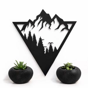 Wanddekor mit hölzernen Motiven eines Bergwaldes - geometrische dreieckige Sperrholzwand