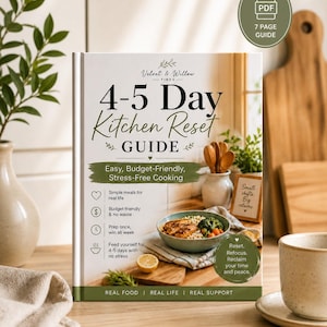 Könnte beinhalten: Ein Kochbuch mit dem Titel "4-5 Day Kitchen Reset Guide" mit dem Untertitel "Easy, Budget-Friendly, Stress-Free Cooking". Das Cover zeigt eine Schüssel mit Essen, eine Zitrone und den Text "Real Food | Real Life | Real Support."