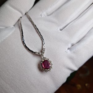 Klassiskt halsband i 14 karat guld med naturliga diamanter och en vacker, livfull rubin