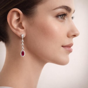 天然ダイヤモンドとルビーがあしらわれたエレガントなイヤリング - 18金無垢