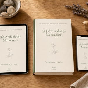 Puede incluir: Una composición en una mesa de madera con una tableta, un libro y un teléfono inteligente, todos mostrando el texto "365 Actividades Montessori". El libro y la tableta están abiertos. También hay un pequeño pájaro de madera y una ramita de lavanda.
