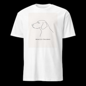 Può includere: Una t-shirt bianca a maniche corte con una grafica rettangolare centrata. La grafica mostra un disegno a linee nere del profilo della testa di un cane Bracco Italiano sopra il testo BRACCO ITALIANO in un carattere nero semplice e pulito.