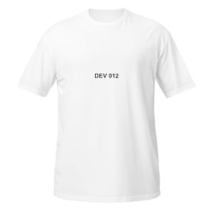 Può includere: Una maglietta bianca a maniche corte con la scritta nera "DEV 012". La maglietta ha un girocollo e una vestibilità ampia, adatta per un abbigliamento casual.