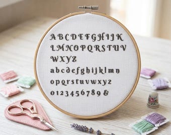 PDF kruissteekalfabetpatroon, hoofdletters en kleine letters, cijfertabel, direct downloaden