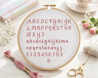 Pdf met kruissteekalfabetpatroon, decoratieve lettertypen en cijfers, hoofdletters, kleine letters, direct downloaden
