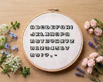 Retro arcade kruissteek alfabetpatroon, pixellettertypeletters en cijfers (pdf-download)
