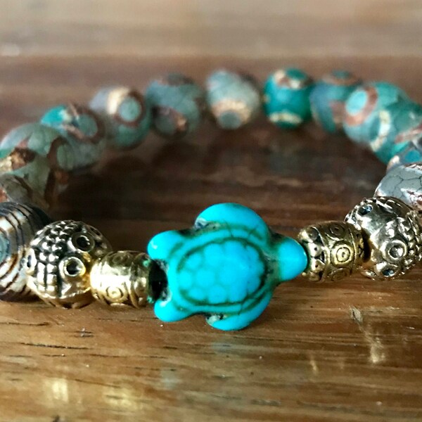 Handmade stretch bracelet with agate gemstone beads and center turquoise sea turtle with tibetan gold highlights