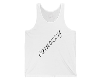 Vamozzy Script Tank Top | Minimalistyczny ręcznie pisany logo, biały letni top