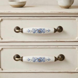 Conjunto de puxadores de gaveta e armário em cerâmica azul com estampa floral, estilo vintage, em porcelana. Ideal para cozinhas e outros móveis.