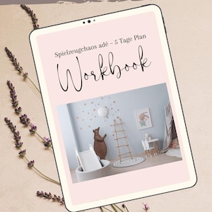 Könnte beinhalten: Ein digitales Tablet zeigt ein Arbeitsbuch mit dem Titel "Spielzeugchaos adé - 5 Tage Plan". Das Bild auf dem Bildschirm zeigt ein Kinderzimmer mit einer Bärenstatue, einer Leiter und Sternendekorationen. Lavendelzweige umrahmen das Tablet.