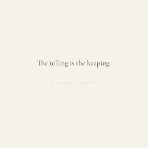 Pode incluir: Um cart&atilde;o de cor creme com o texto preto The telling is the keeping. centralizado na parte superior. Abaixo, uma linha horizontal fina separa o texto principal do texto menor e mais claro que diz MY LIFE STORY 250 QUESTIONS.
