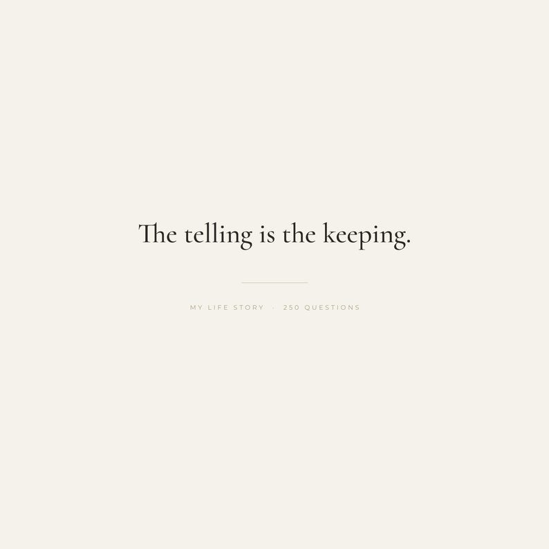 Pode incluir: Um cart&atilde;o de cor creme com o texto preto The telling is the keeping. centralizado na parte superior. Abaixo, uma linha horizontal fina separa o texto principal do texto menor e mais claro que diz MY LIFE STORY 250 QUESTIONS.