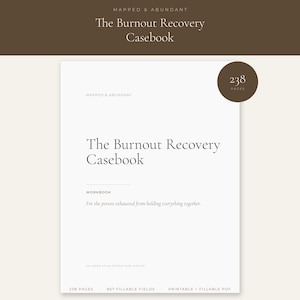 Pode incluir: Um caderno de exercícios branco intitulado The Burnout Recovery Casebook da Mapped & Abundant. A capa apresenta o subtítulo For the person exhausted from holding everything together, um selo de 238 páginas, 857 campos preenchíveis e texto PDF imprimível.