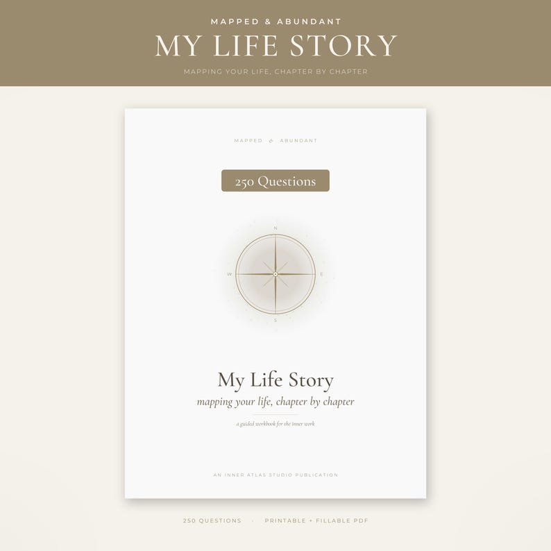 Pode incluir: Uma capa de caderno de exerc&iacute;cios digital branca intitulada My Life Story com o subt&iacute;tulo mapping your life, chapter by chapter. Apresenta um &iacute;cone de b&uacute;ssola central, uma caixa retangular castanha com 250 Questions e o texto An Inner Atlas Studio Publication.