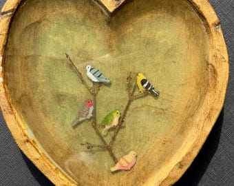 Corazón rústico de resina y madera adornado con pájaros y ramitas reales.