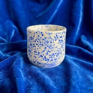Taza de cerámica hecha a mano: Esmalte salpicado en azul cobalto, diseño inspirado en las nubes.