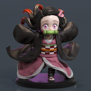 Puede incluir: Figura de un personaje de la serie de anime Demon Slayer. La figura tiene cabello negro con puntas naranjas, ojos rosados y un bozal de bambú. Viste un kimono rosa con un patrón geométrico y un abrigo negro. La base es negra.
