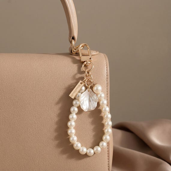 Pearl Bag Charm Bracelet Keychain, Elegant Handbag Charm, Luxury Purse Accessory, Aesthetic Gift for Her, Chic Pearl Keychain