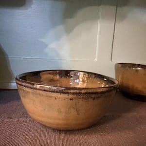 Bol para servir de arcilla negra hecho a mano/torneado a mano