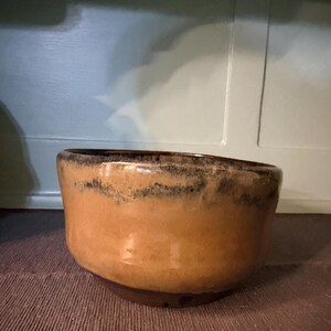 Cuenco hecho a mano/torneado a mano con arcilla negra.