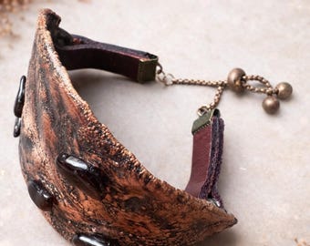 本物のシャクナゲの葉を電気メッキ加工し、革のストラップを付けた手作りのブレスレット。一つ一つがユニークな作品です。