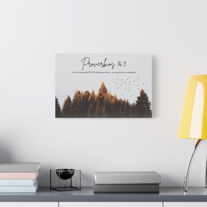 Leinwandbild mit Bibelvers aus Sprüche 16,3 | Matte Keilrahmenleinwand | Christliche Wald-Sonnenuntergangsdekoration, Moderne religiöse Wohndekoration.