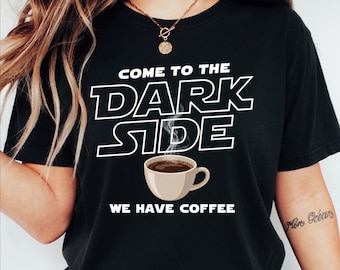 ¡Únete al Lado Oscuro! ¡Tenemos Café! Camiseta divertida de Star Wars, camiseta con humor, idea de regalo para fans.