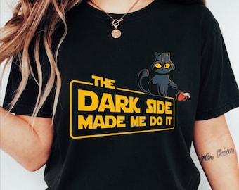 Camiseta "El lado oscuro me obligó a hacerlo" - Camiseta divertida para amantes de los gatos, camiseta de Star Wars, camiseta humorística para amantes de las mascotas.