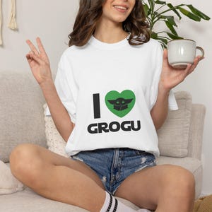Camiseta "I Love Grogu" - Camiseta de Baby Yoda, linda camiseta de Mandalorian, idea de regalo para fans inspirada en Star Wars imagen 3
