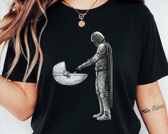 Camiseta Mandalorian y Grogu dibujada a mano - Camiseta de Baby Yoda, camiseta inspirada en Star Wars, camiseta con estampado de Grogu, regalo ideal para fans.