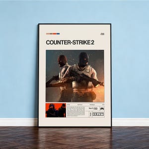 Może przedstawiać: Oprawiony plakat do Counter-Strike 2. Plakat przedstawia dwie postacie w taktycznym ekwipunku i kominiarkach, trzymające karabiny. Tytuł jest pogrubioną białą czcionką. Dodatkowy tekst zawiera szczegóły gry i logo Valve. Schemat kolorów obejmuje beżowy, czarny i odcienie pomarańczowego i niebieskiego.