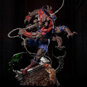 Op de afbeelding: Een gedetailleerd figuur van een wezen met meerdere armen, gekleed in een rood en blauw pak met gerafelde randen, scherpe klauwen en een monsterlijk gezicht. Het figuur staat op een bakstenen voet met een groene mechanische staart en een donker metalen aanhangsel.