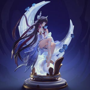 Könnte beinhalten: Eine detaillierte Anime-Figur, die eine Person mit langem dunklem Haar zeigt, die auf einem großen, durchscheinenden weißen Halbmond sitzt. Die Figur trägt ein fließendes blau-weißes Outfit mit feinen Details und kleinen blauen Blumen.
